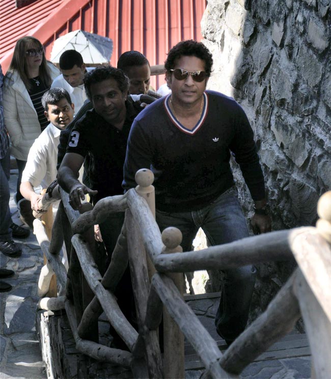 मसूरी में प्राकृतिक सौंदर्य का आनंद उठाते सचिन