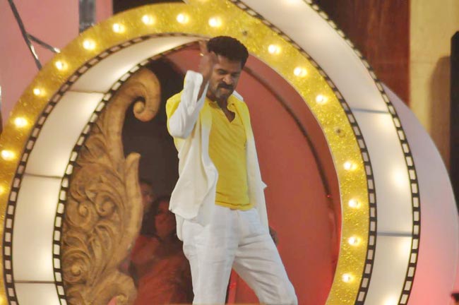 'उमंग 2013' में बॉलीवुड का जलवा  | ग्लैमर का तड़का