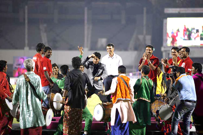 ग्राउंड में ढोल-नगाड़ों के बीच शाहरुख, द्रविड़ | द्रविड़ का सफरनामा