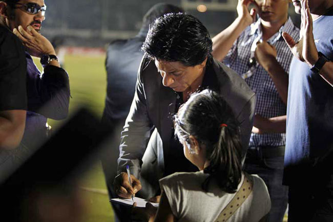 ग्राउंड में ढोल-नगाड़ों के बीच शाहरुख, द्रविड़ | द्रविड़ का सफरनामा