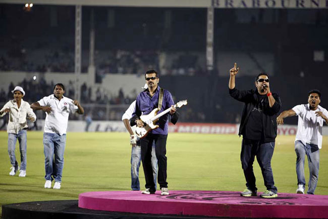 ग्राउंड में ढोल-नगाड़ों के बीच शाहरुख, द्रविड़ | द्रविड़ का सफरनामा