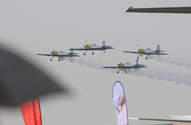 एयर शो 2013: हवाई करतब और कलाबाजियों ने बांधा समां