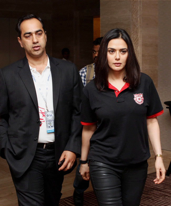 आईपीएल नीलामी में ग्लैमर का तड़का