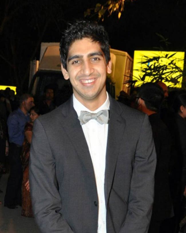 बॉलीवुड के 15 कुंवारे, जिनके पीछे लट्टू हैं लड़कियां | नील-सोनल का किस