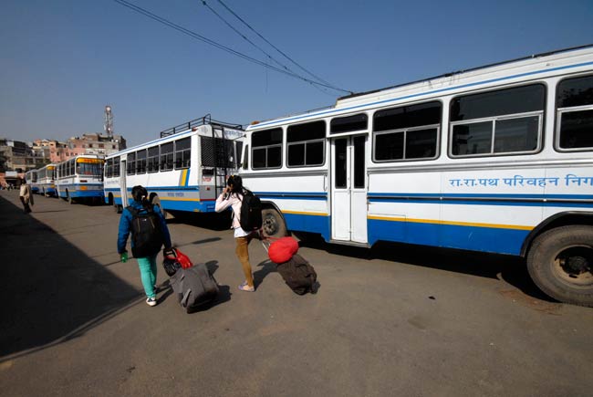 तस्वीरों में भारत बंद का पहला दिन । भारत बंद