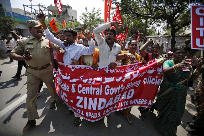 तस्वीरों में भारत बंद का पहला दिन । भारत बंद