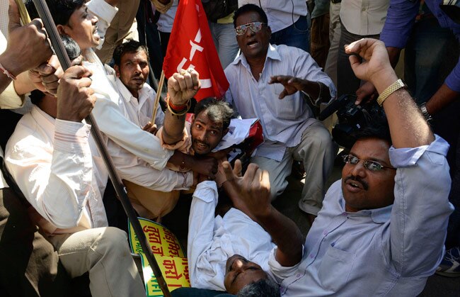 तस्वीरों में भारत बंद का पहला दिन । भारत बंद