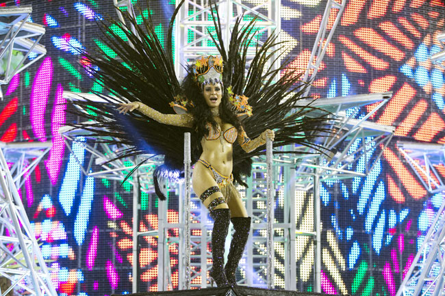 ब्राजील कार्निवल में दिल धड़काती हसीनाएं... | मस्ती