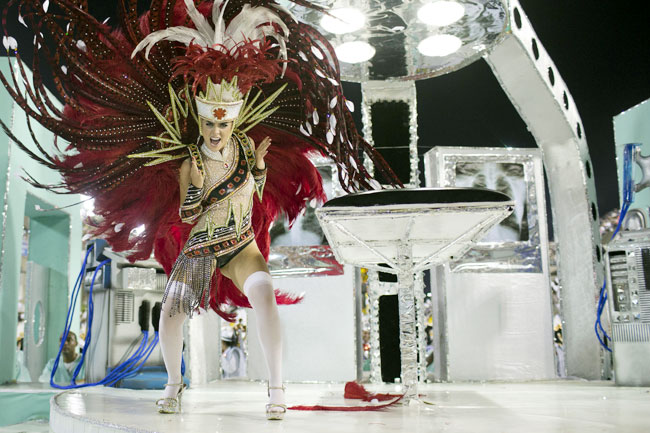 ब्राजील कार्निवल में दिल धड़काती हसीनाएं... | मस्ती