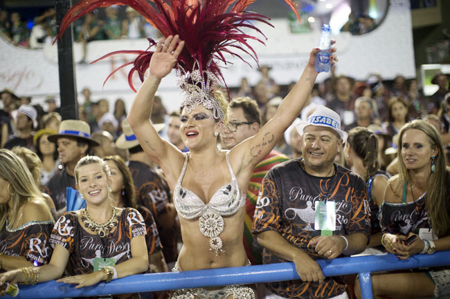 ब्राजील कार्निवल में दिल धड़काती हसीनाएं... | मस्ती