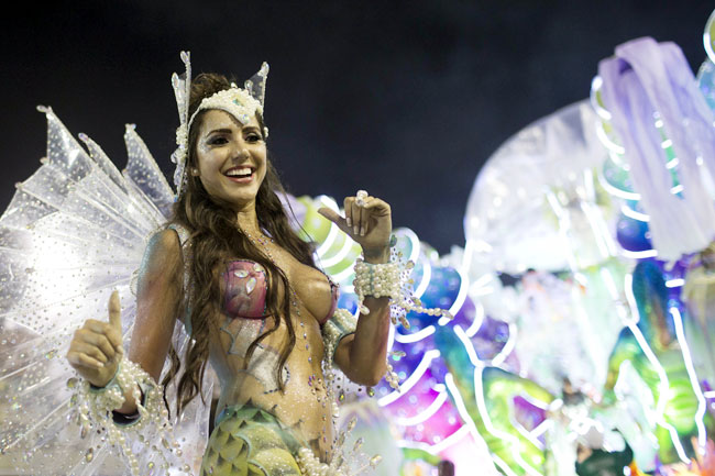 ब्राजील कार्निवल में दिल धड़काती हसीनाएं... | मस्ती