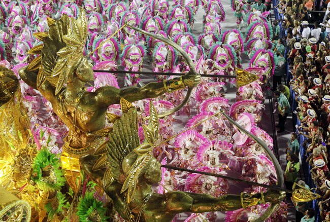 ब्राजील कार्निवल में दिल धड़काती हसीनाएं... | मस्ती