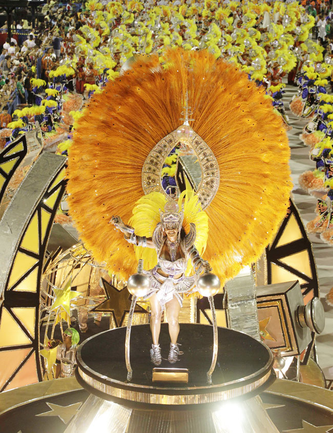 ब्राजील कार्निवल में दिल धड़काती हसीनाएं... | मस्ती