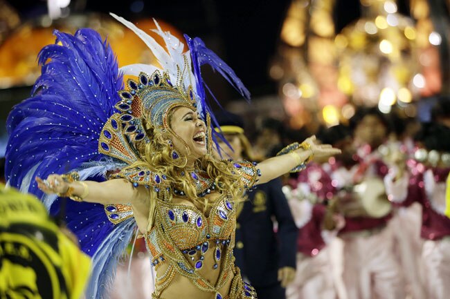 ब्राजील कार्निवल में दिल धड़काती हसीनाएं... | मस्ती