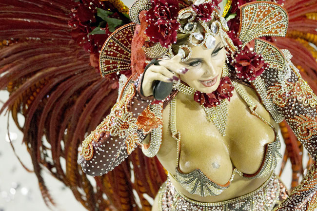 ब्राजील कार्निवल में दिल धड़काती हसीनाएं... | मस्ती