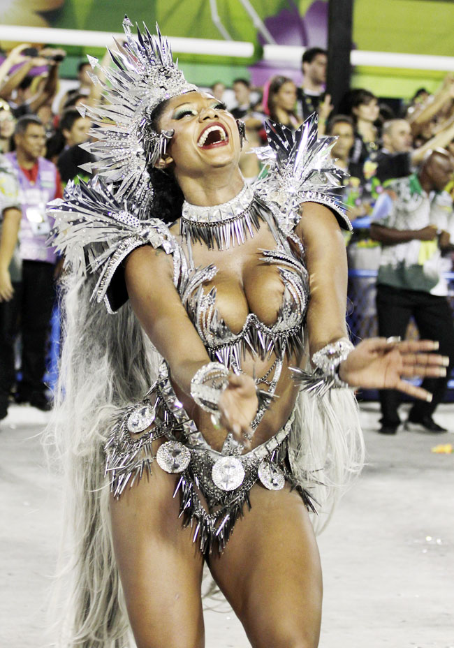 ब्राजील कार्निवल में दिल धड़काती हसीनाएं... | मस्ती