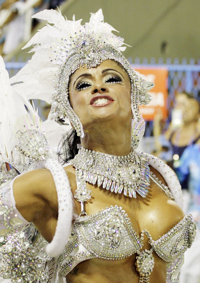 ब्राजील कार्निवल में दिल धड़काती हसीनाएं... | मस्ती