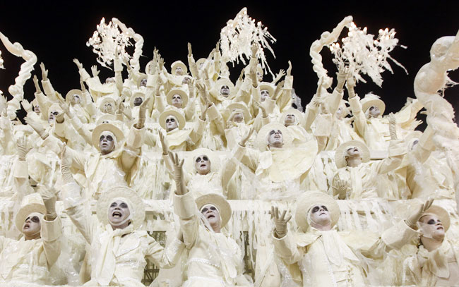 ब्राजील कार्निवल में दिल धड़काती हसीनाएं... | मस्ती