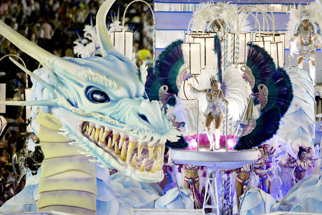 ब्राजील कार्निवल में दिल धड़काती हसीनाएं... | मस्ती