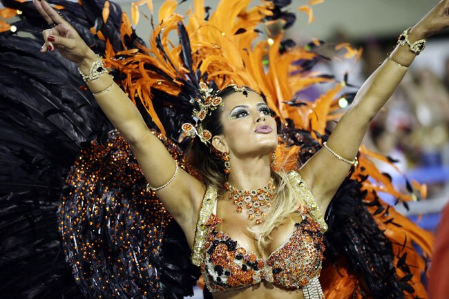 ब्राजील कार्निवल में दिल धड़काती हसीनाएं... | मस्ती