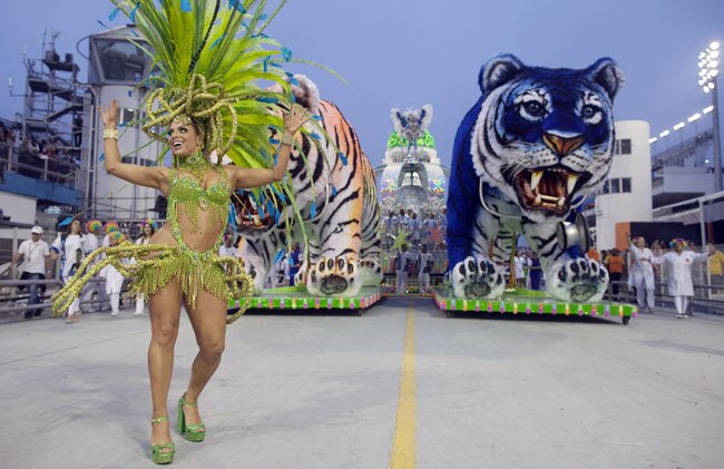 ब्राजील कार्निवल में दिल धड़काती हसीनाएं... | मस्ती