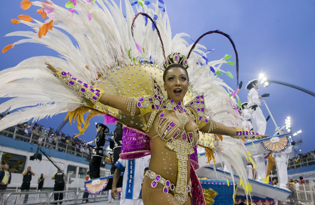 ब्राजील कार्निवल में दिल धड़काती हसीनाएं... | मस्ती