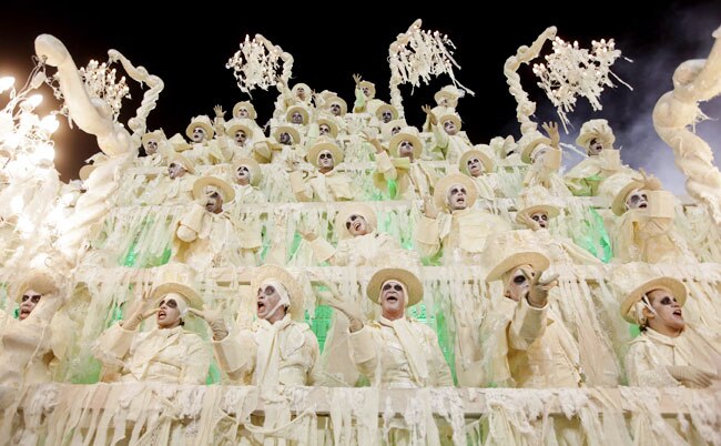 ब्राजील कार्निवल में दिल धड़काती हसीनाएं... | मस्ती