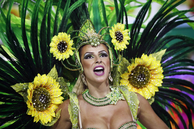 ब्राजील कार्निवल में दिल धड़काती हसीनाएं... | मस्ती