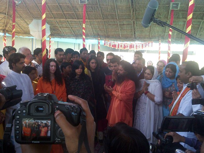 'एक थी डायन' की टीम के साथ एकता पहुंची महाकुंभ...