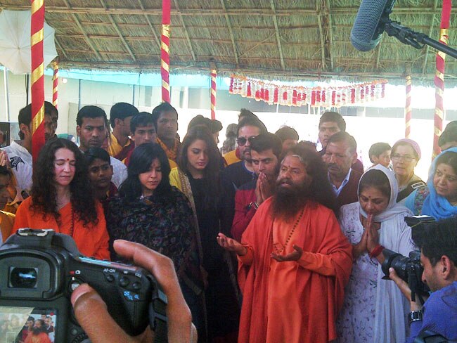 'एक थी डायन' की टीम के साथ एकता पहुंची महाकुंभ...