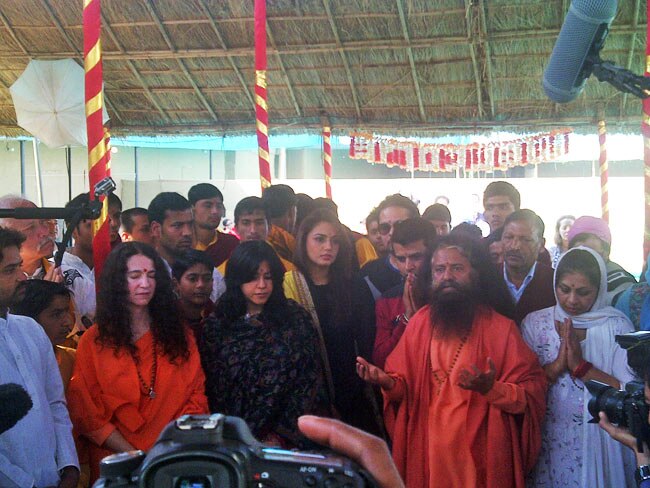 'एक थी डायन' की टीम के साथ एकता पहुंची महाकुंभ...