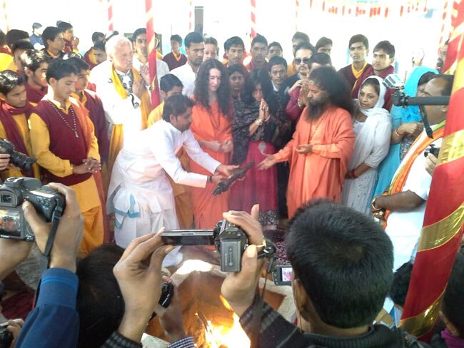 'एक थी डायन' की टीम के साथ एकता पहुंची महाकुंभ...