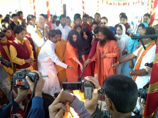 'एक थी डायन' की टीम के साथ एकता पहुंची महाकुंभ...