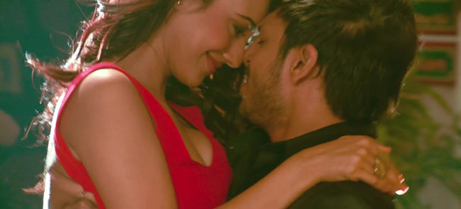 अभिनेत्री नेहा शर्मा को पसंद नहीं अंतरंग दृश्‍य  | बोल्‍ड बालाएं