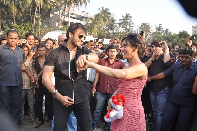 'जयंताभाई' ने सड़कों पर बिखेरा प्यार | फर्स्ट लुक