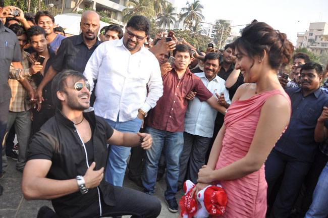 'जयंताभाई' ने सड़कों पर बिखेरा प्यार | फर्स्ट लुक