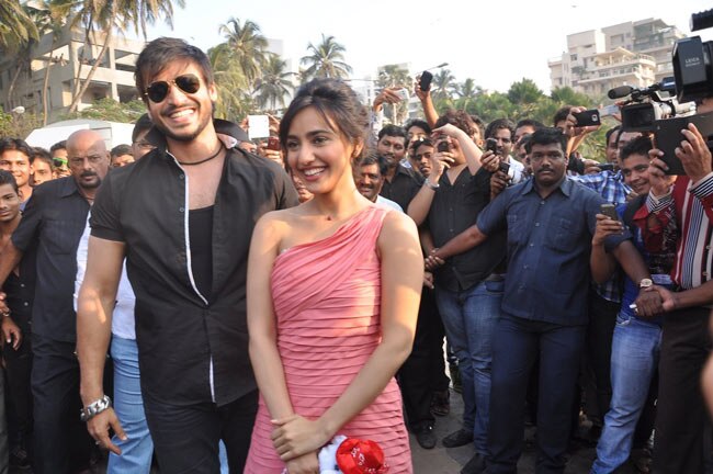 'जयंताभाई' ने सड़कों पर बिखेरा प्यार | फर्स्ट लुक