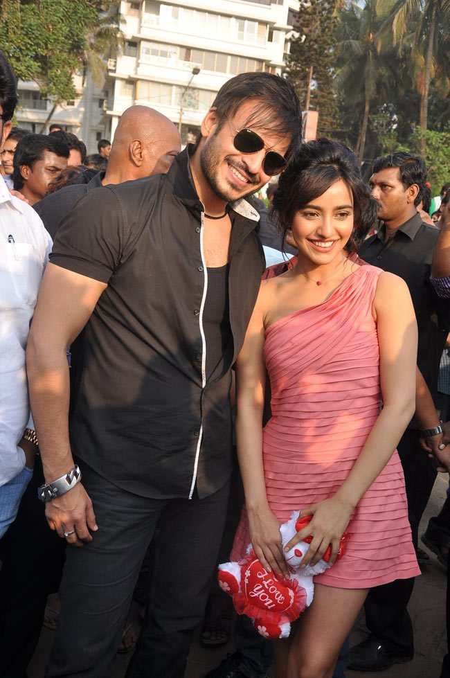 'जयंताभाई' ने सड़कों पर बिखेरा प्यार | फर्स्ट लुक