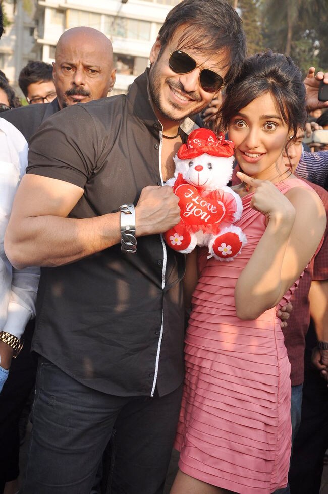 'जयंताभाई' ने सड़कों पर बिखेरा प्यार | फर्स्ट लुक