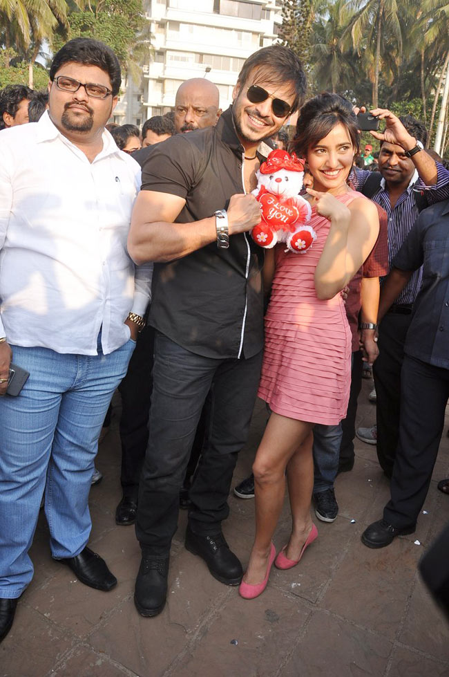 'जयंताभाई' ने सड़कों पर बिखेरा प्यार | फर्स्ट लुक