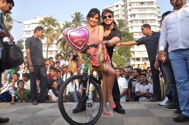 'जयंताभाई' ने सड़कों पर बिखेरा प्यार | फर्स्ट लुक