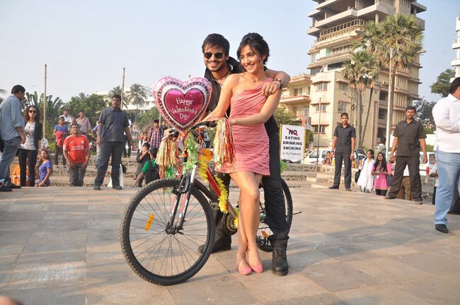 'जयंताभाई' ने सड़कों पर बिखेरा प्यार | फर्स्ट लुक