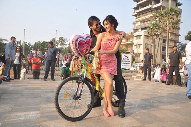 'जयंताभाई' ने सड़कों पर बिखेरा प्यार | फर्स्ट लुक