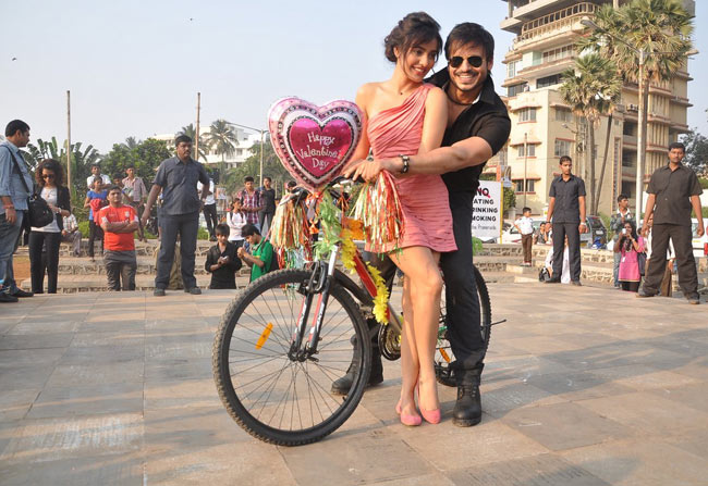 'जयंताभाई' ने सड़कों पर बिखेरा प्यार | फर्स्ट लुक