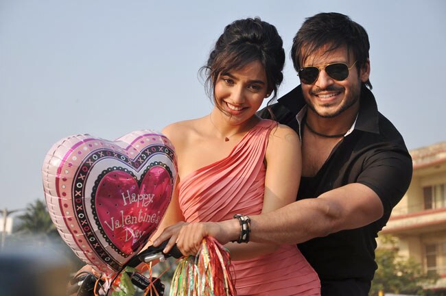 'जयंताभाई' ने सड़कों पर बिखेरा प्यार | फर्स्ट लुक