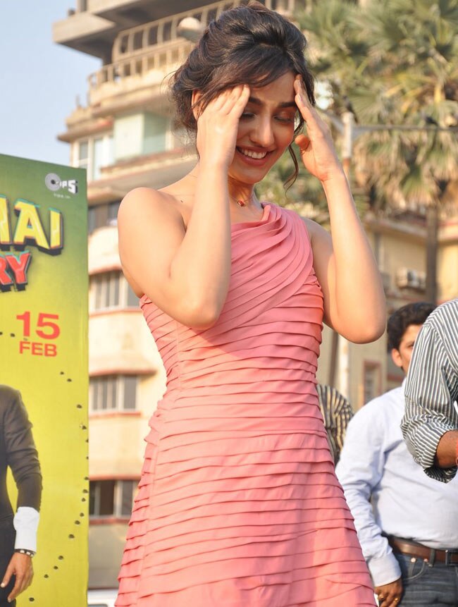 'जयंताभाई' ने सड़कों पर बिखेरा प्यार | फर्स्ट लुक