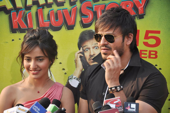 'जयंताभाई' ने सड़कों पर बिखेरा प्यार | फर्स्ट लुक