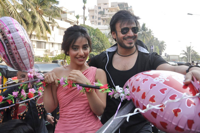 'जयंताभाई' ने सड़कों पर बिखेरा प्यार | फर्स्ट लुक