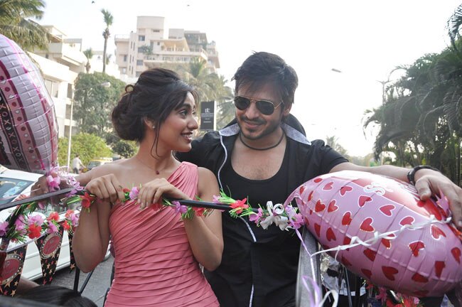 'जयंताभाई' ने सड़कों पर बिखेरा प्यार | फर्स्ट लुक