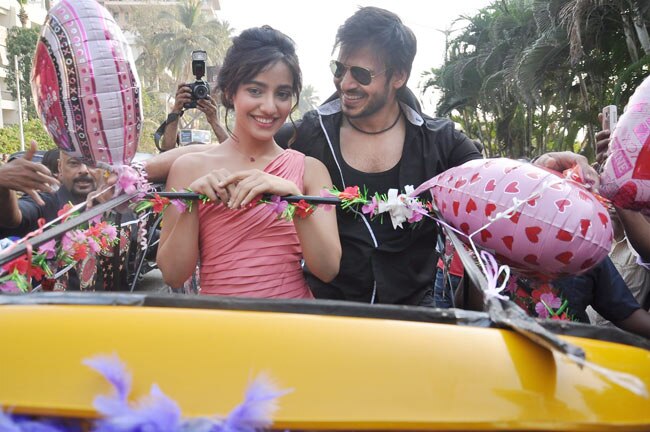 'जयंताभाई' ने सड़कों पर बिखेरा प्यार | फर्स्ट लुक